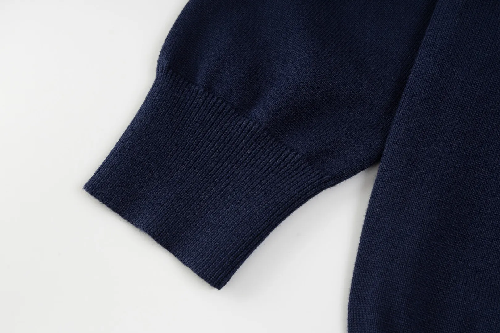 P206 #R80 Ralph Lauren Knitted Pony Embroidered Round Neck Pullover Sweater Official Website Synchronized Same Style for Men and Women Sizes: S-XL Color: White Blue Khaki Army Green Dark Gray Gray Navy Red Label Navy Blue White Label Black White Label Black Red Label Classic Cotton Yarn 100% White Cotton High Quality Goods Classic styles have always been popular! The workmanship details are very good! The simple round neck pullover sweater is always the standard, with classic brand embroidery on the chest! All major stars have the same style! Best for couples. High quality goods! Xinjiang cotton micro-elastic and smooth fabric has excellent quality. Pure cotton is soft and skin-friendly. Size: S M L